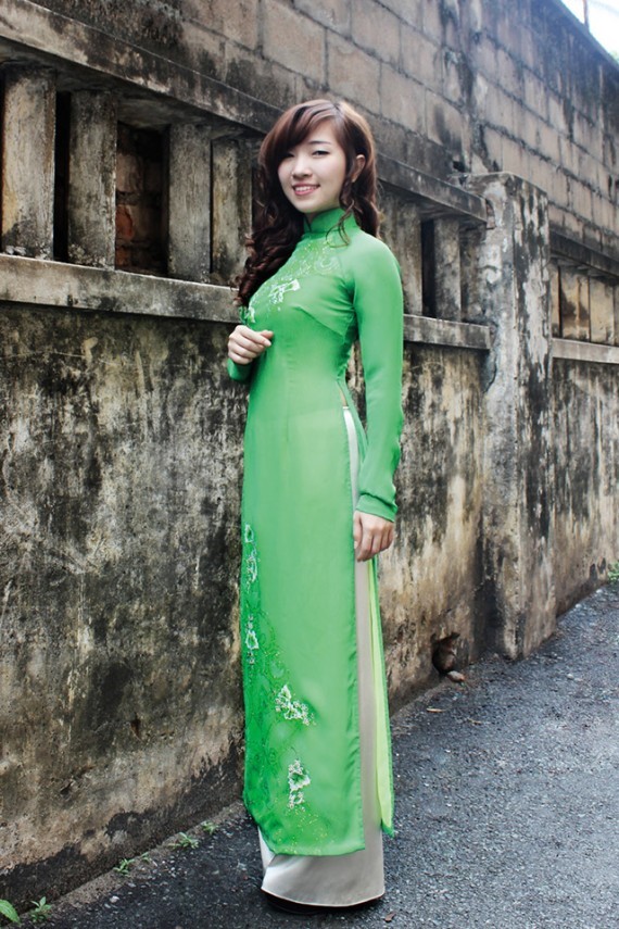 緑のアオザイを着たベトナム人女性